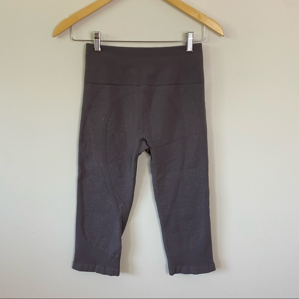 LULULEMON Free to Flow Lavender Cropped Leggings - Picture 4 of 8